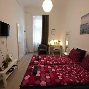 No. 11 With 2 Bathrooms Next To Railway Station Apartment